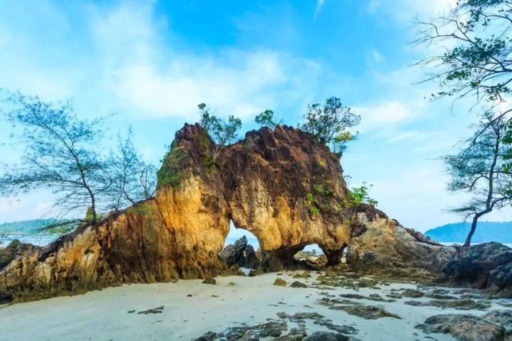 beautiful-rock-by-beach-seascape-koh-phayam-phayam-island-ranong-province-thaland