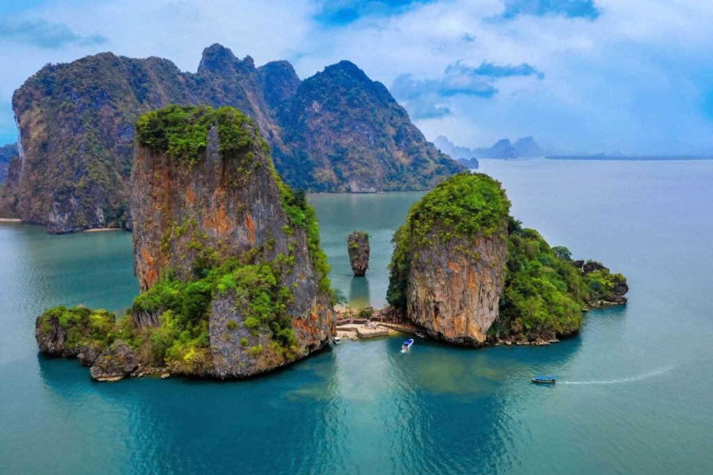 Visit the world-famous James Bond Island on this full-day speedboat tour, with lunch included. Enjoy kayaking into hidden lagoons and caves of Panak Island