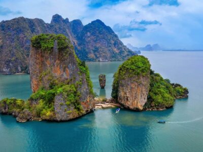 Visit the world-famous James Bond Island on this full-day speedboat tour, with lunch included. Enjoy kayaking into hidden lagoons and caves of Panak Island