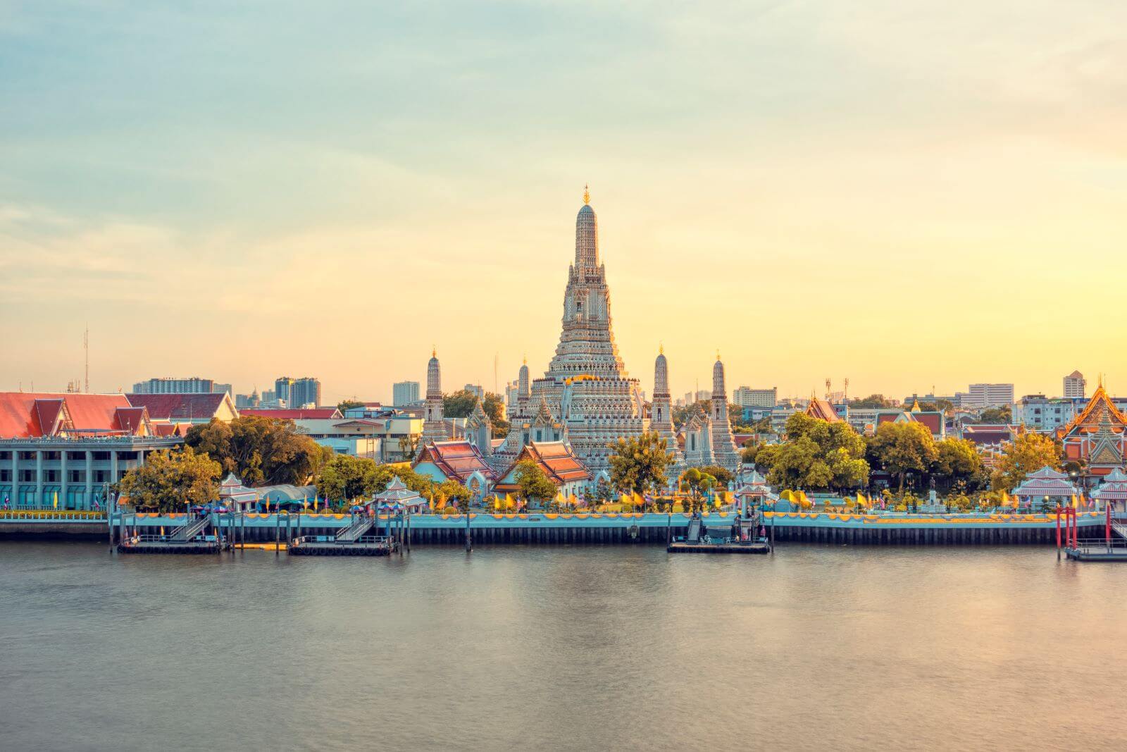 beautiful-view-wat-arun-temple-sunset-bangkok-thailand