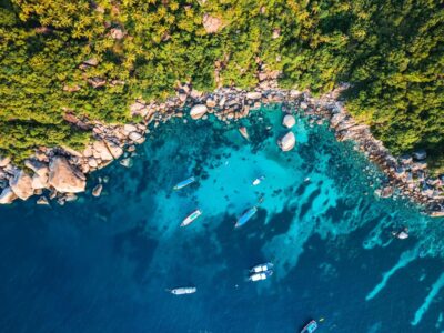 boats-crystal-clear-waters-bay-dive-site-koh-taodiving-tour-boat