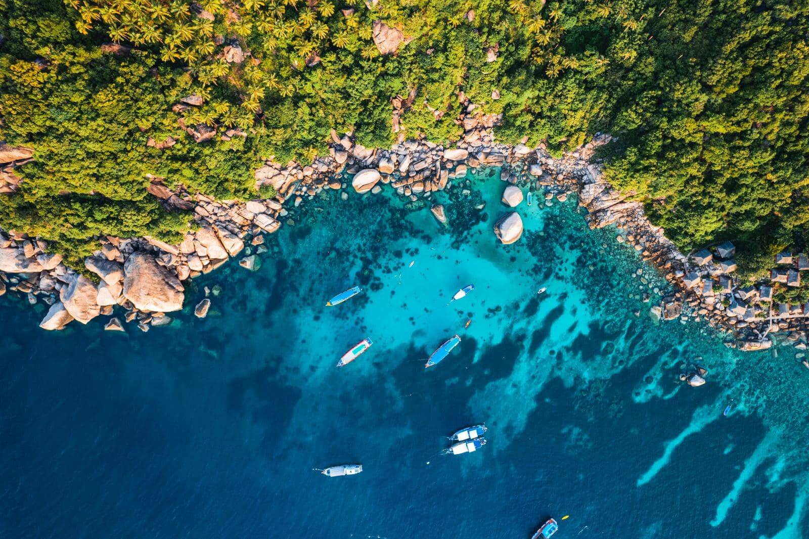 boats-crystal-clear-waters-bay-dive-site-koh-taodiving-tour-boat