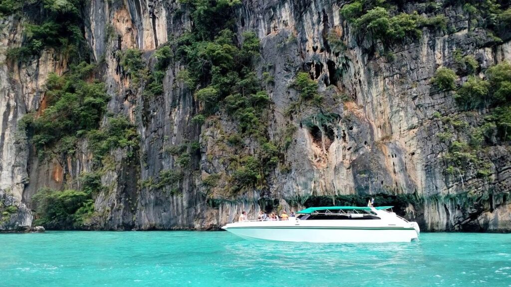 boats-sea-islands-with-bushes-thailand