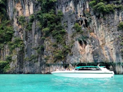 boats-sea-islands-with-bushes-thailand