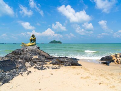 golden-mermaid-statues-samila-beach