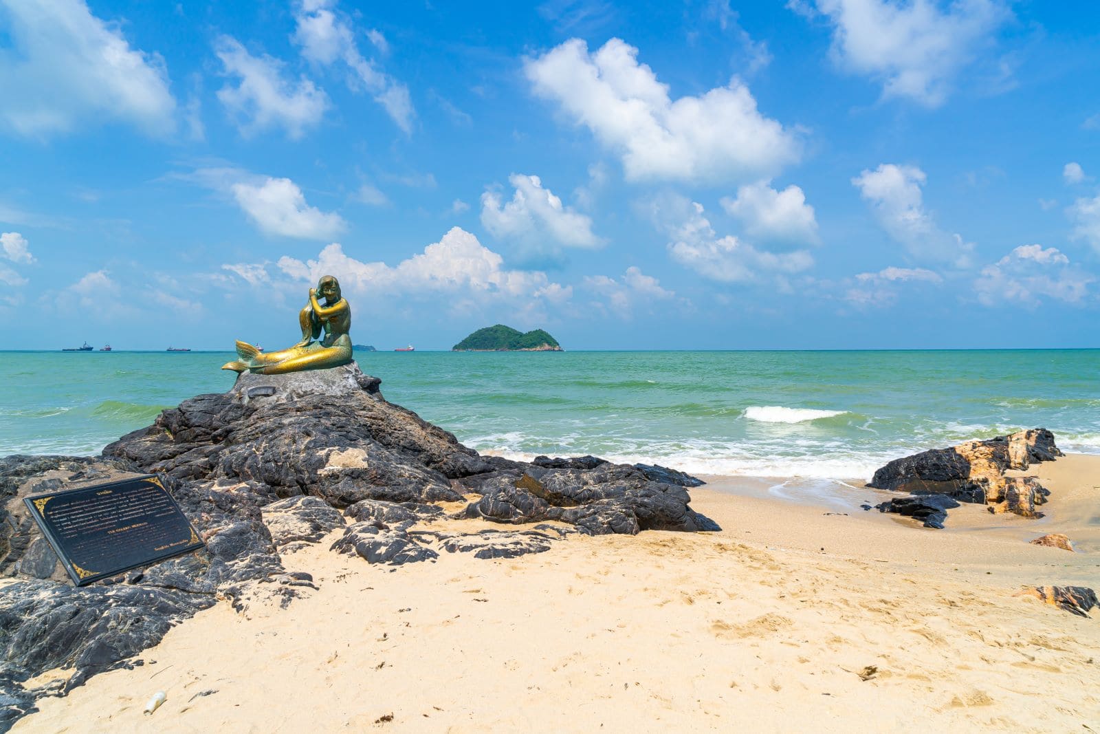 golden-mermaid-statues-samila-beach