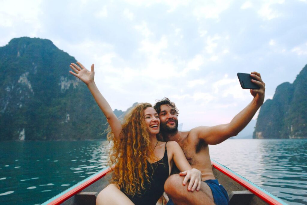 couple-taking-selfie-longtail-boat-phuket-krabi-phang-nga-andaman-sea-islands-thailand