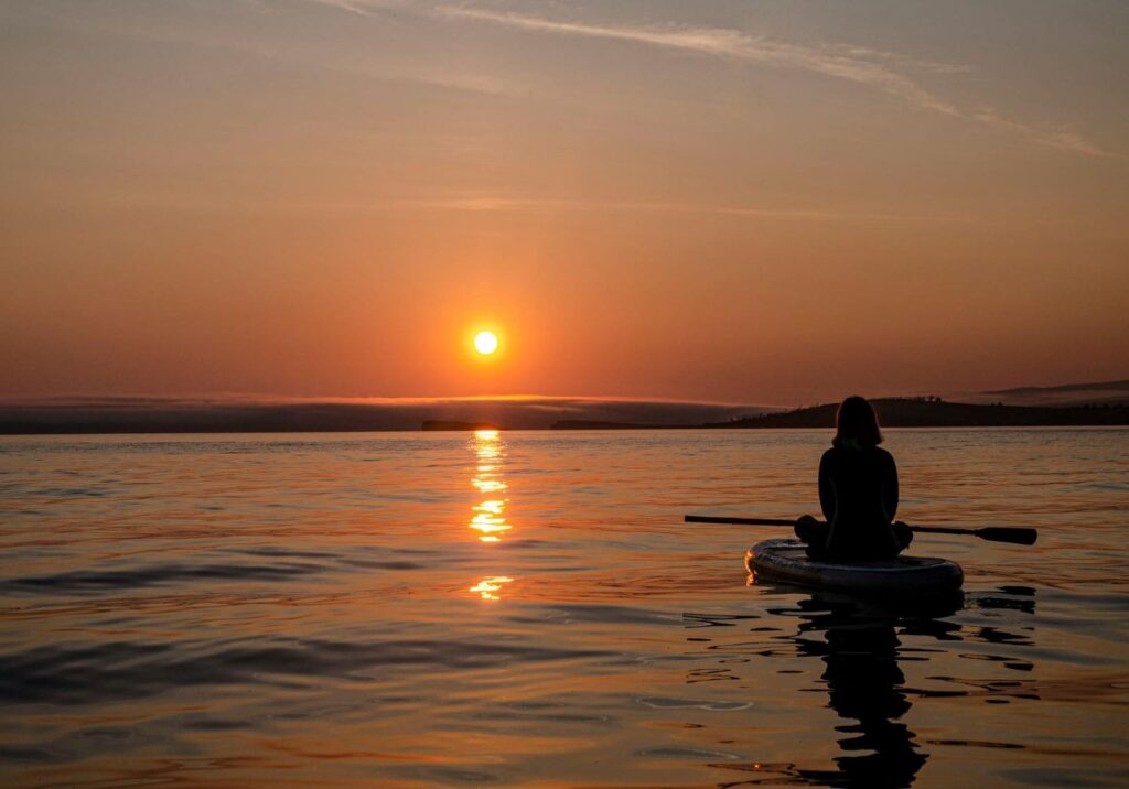 traveler-riding-sea-kayak-canoe-phuket-phang-nga-krabi-andaman-sea-islands-tours-thailand