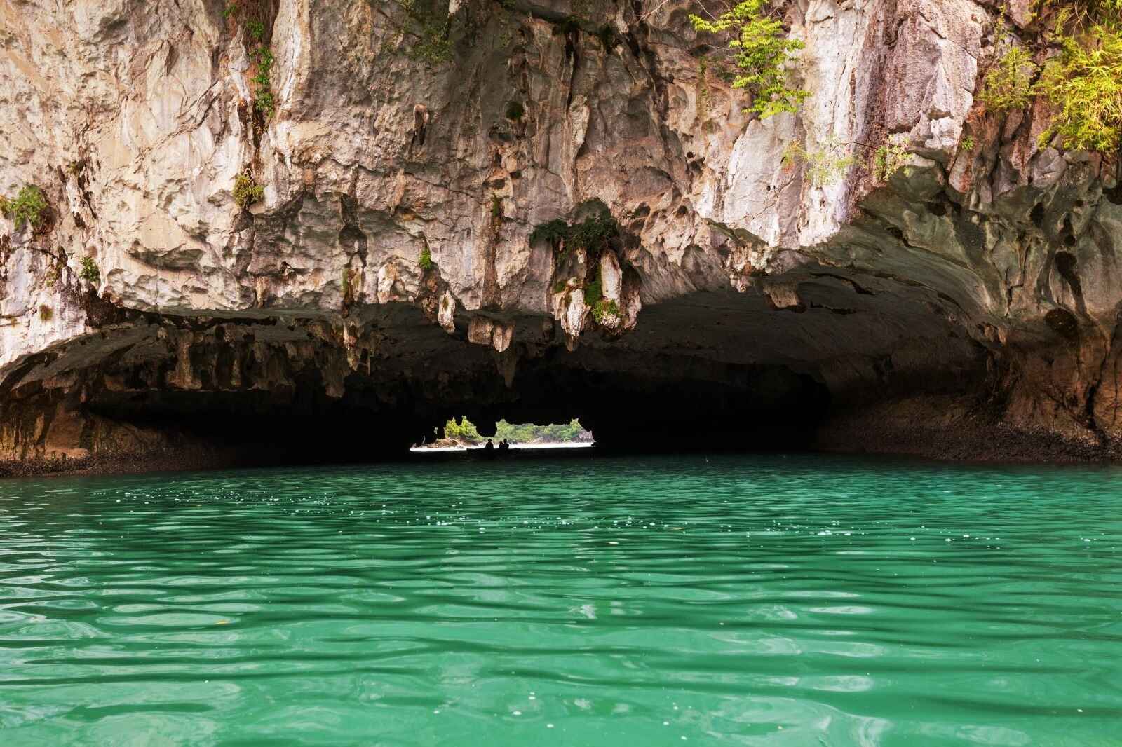 kayaking-paddling-sea-canoe-tour-vacation-thailand-phang-nga-bay