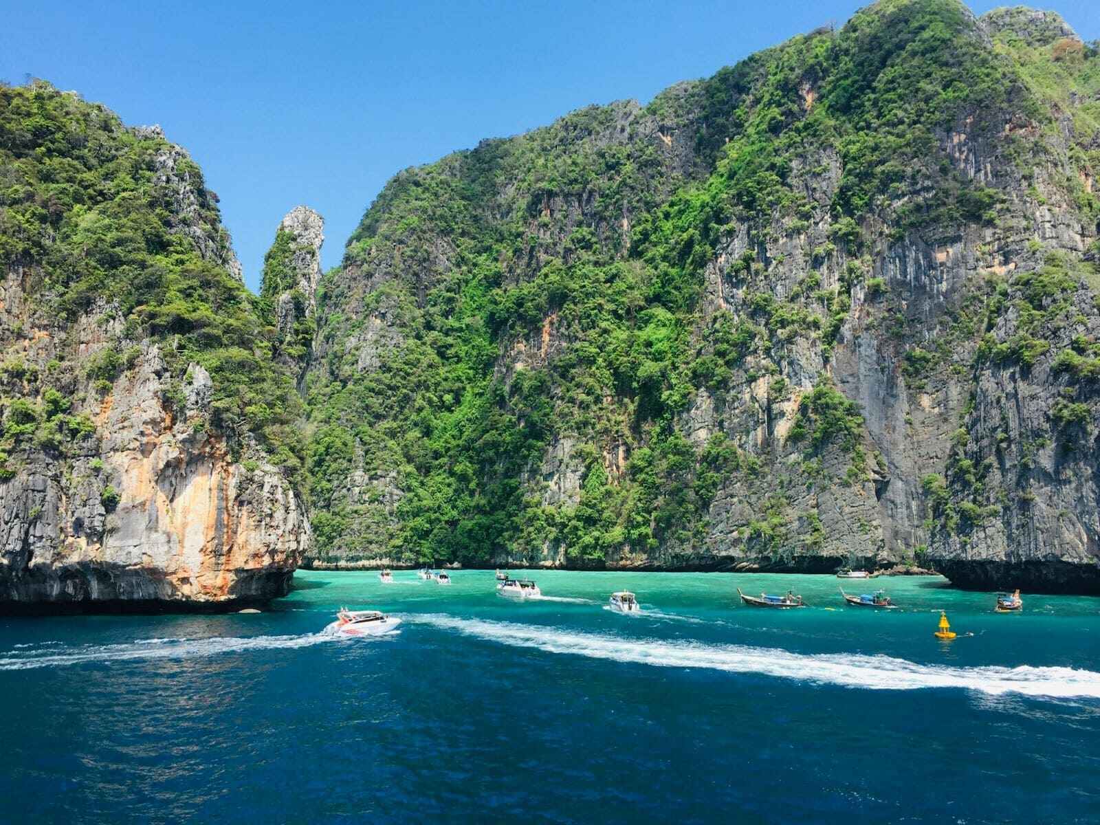 luxury-boat-tour-for-cruising-in-phang-nga-bay-from-phuket