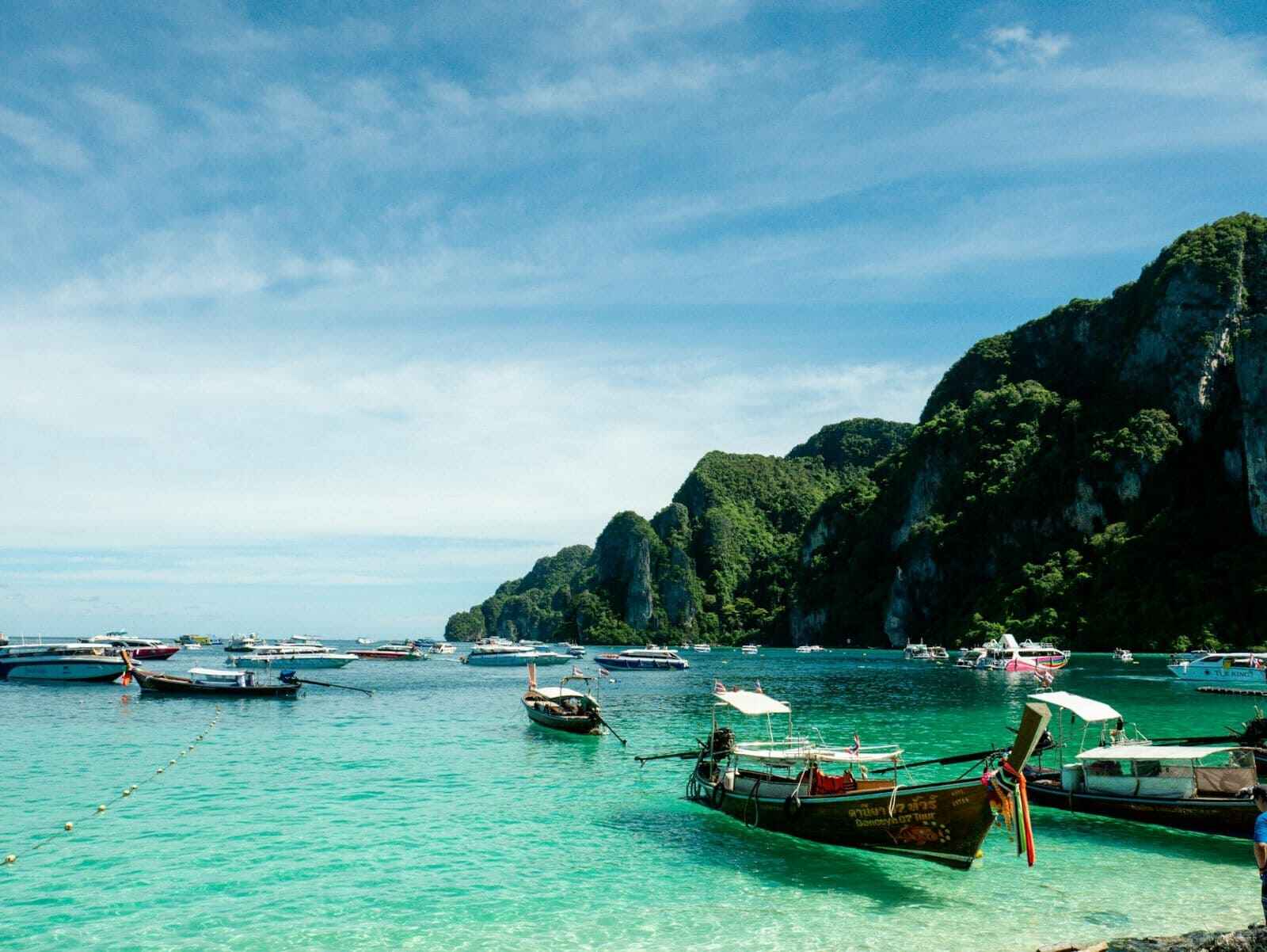 luxury-boat-tour-for-cruising-in-phang-nga-bay-from-phuket