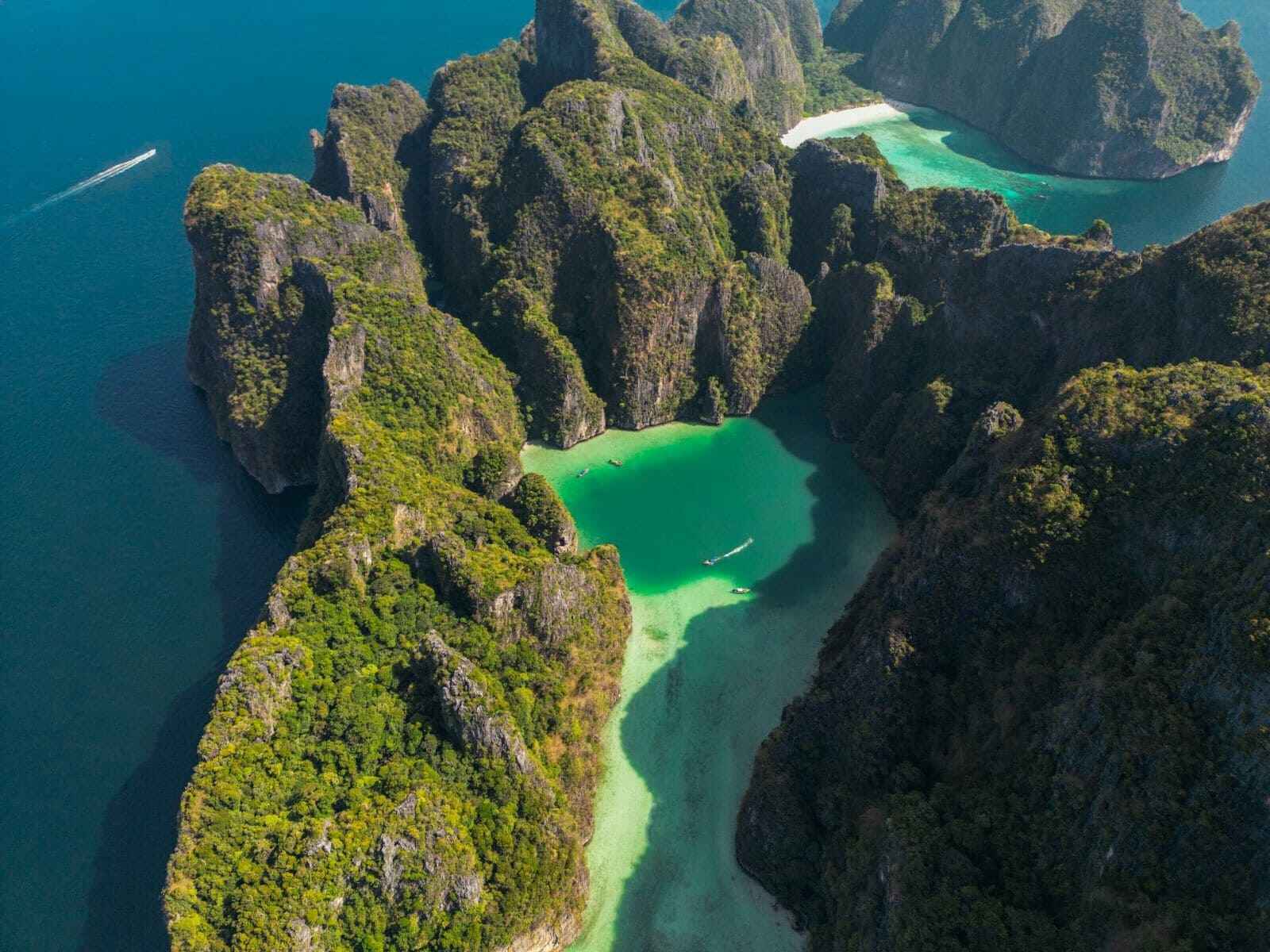 luxury-boat-tour-for-cruising-in-phang-nga-bay-from-phuket