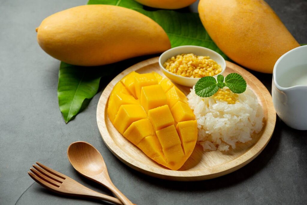 thai-dessert-mango-sticky-rice-with-coconut-milk