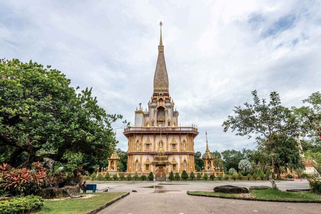 wat-chalong-buddhist-temples-wat-chalong-phuket-old-town-sightseeing-tours-family-trips